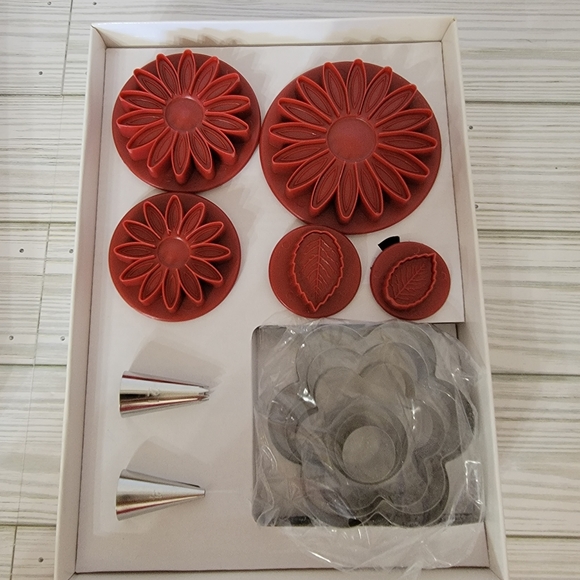 Cake Boss Buddy Valastro 25 piece Flower Cake Decorating Kit 2013 New In Box - Picture 5 of 7